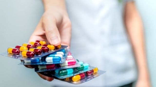 Чому не потрібно вживати антибіотики під час застуди
