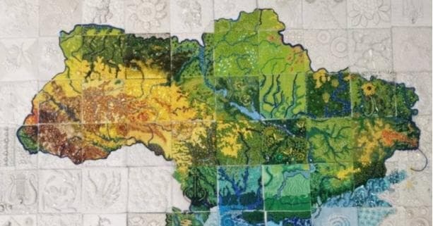 У Львові представлять унікальну вишиту карту України. Фото
