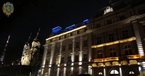 До Дня єднання будівлю Львівської ОДА підсвітили в синьо-жовті кольори