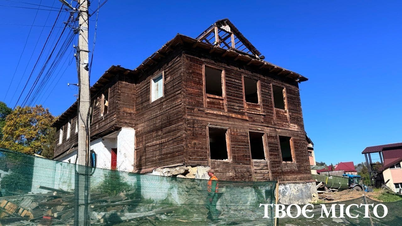 У Славську демонтують історичну польську школу