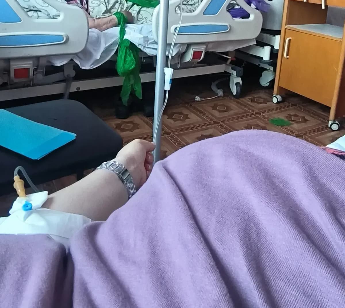 Киянку на дев’ятому місяці вагітності вдарили на зупинці біля метро "Берестейська": поліція шукає нападника