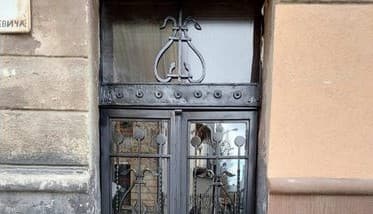 У львівському будинку, де раніше самовільно замінили 100-літню браму, встановили її копію