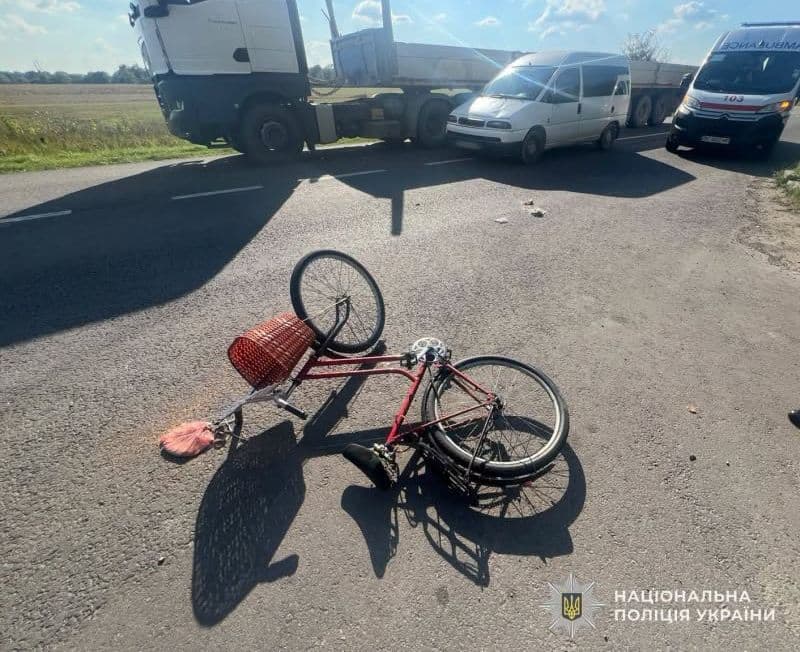На Стрийщині автівка збила 62-річну велосипедистку. Жінка у лікарні