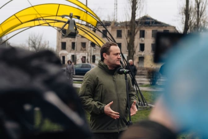 У Бородянці відкрили скульптуру «Дівчинка під сонцем», присвячену звільненню від окупації