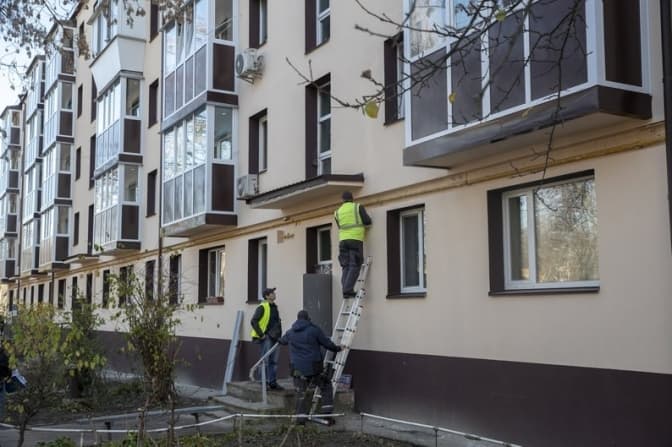 Директора київського КП відсторонили за недбалість після ремонту пошкоджених росіянами хрущовок на Подолі