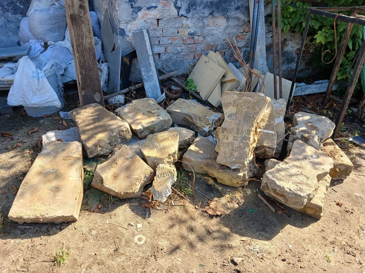 Знайдені під асфальтом: у Львові виявили зруйновані радянською владою хрести з Меморіалу УСС-УГА