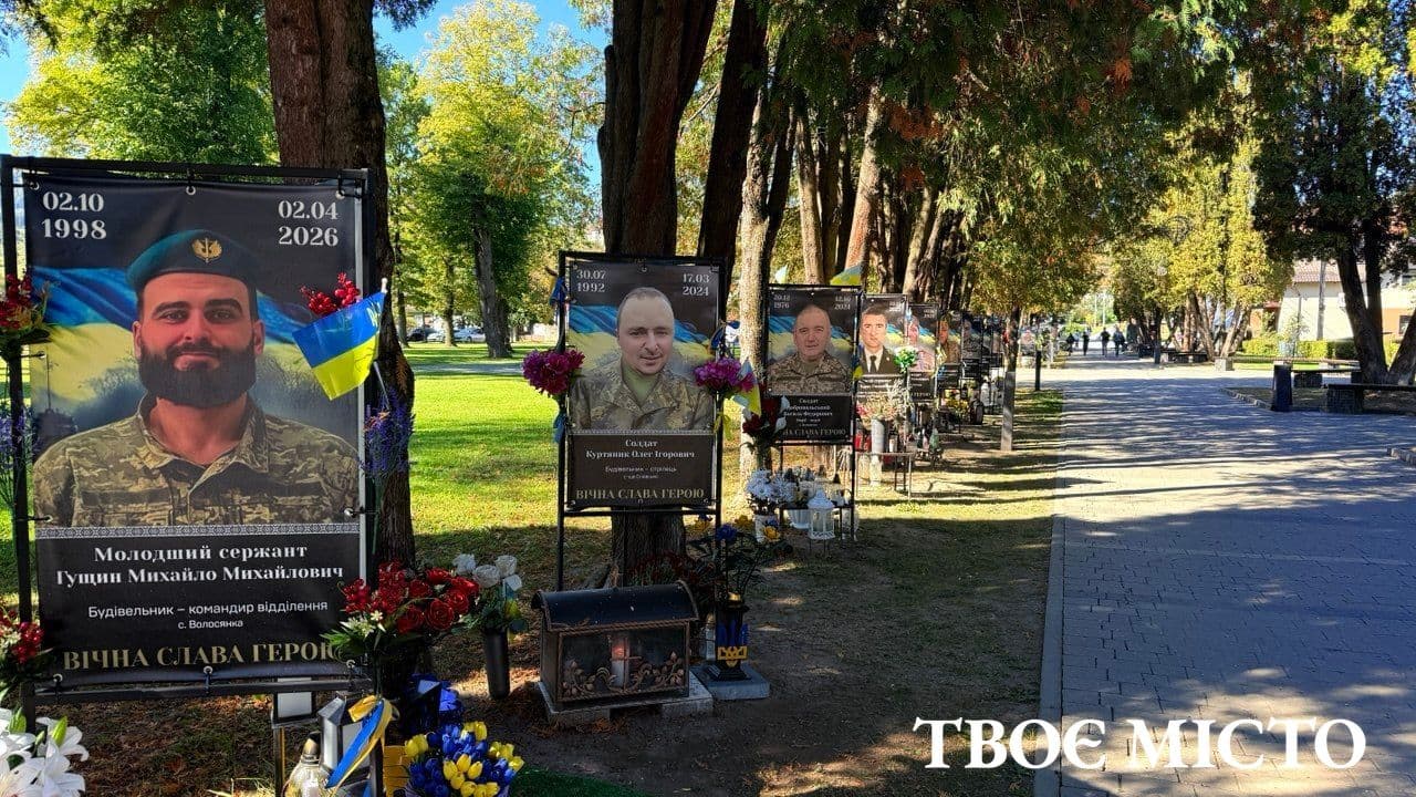 У центрі Славська є світлини полеглих Героїв України, проте з часом тут постане Меморіал