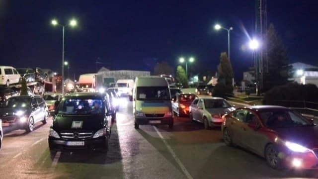 Один із пунктів пропуску на Львівщині закликають оминати через великі черги