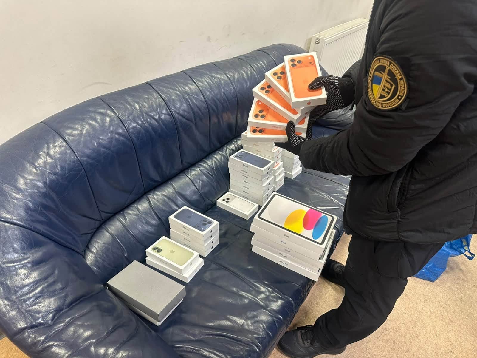 Львівські митники виявили у багажнику автобуса з Варшави контрабанду Apple на 2,4 млн грн