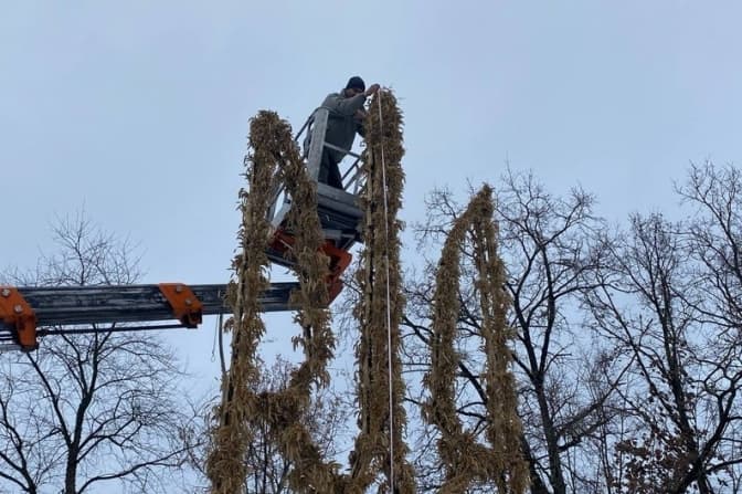 Майстриня з Львівщини допомогла створити найбільший тризуб з дідухів. Його привезуть до Львова