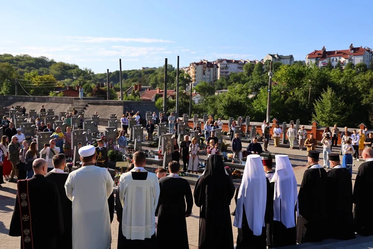 У Львові у День Незалежності України вшанували полеглих воїнів / фото: ЛОВА