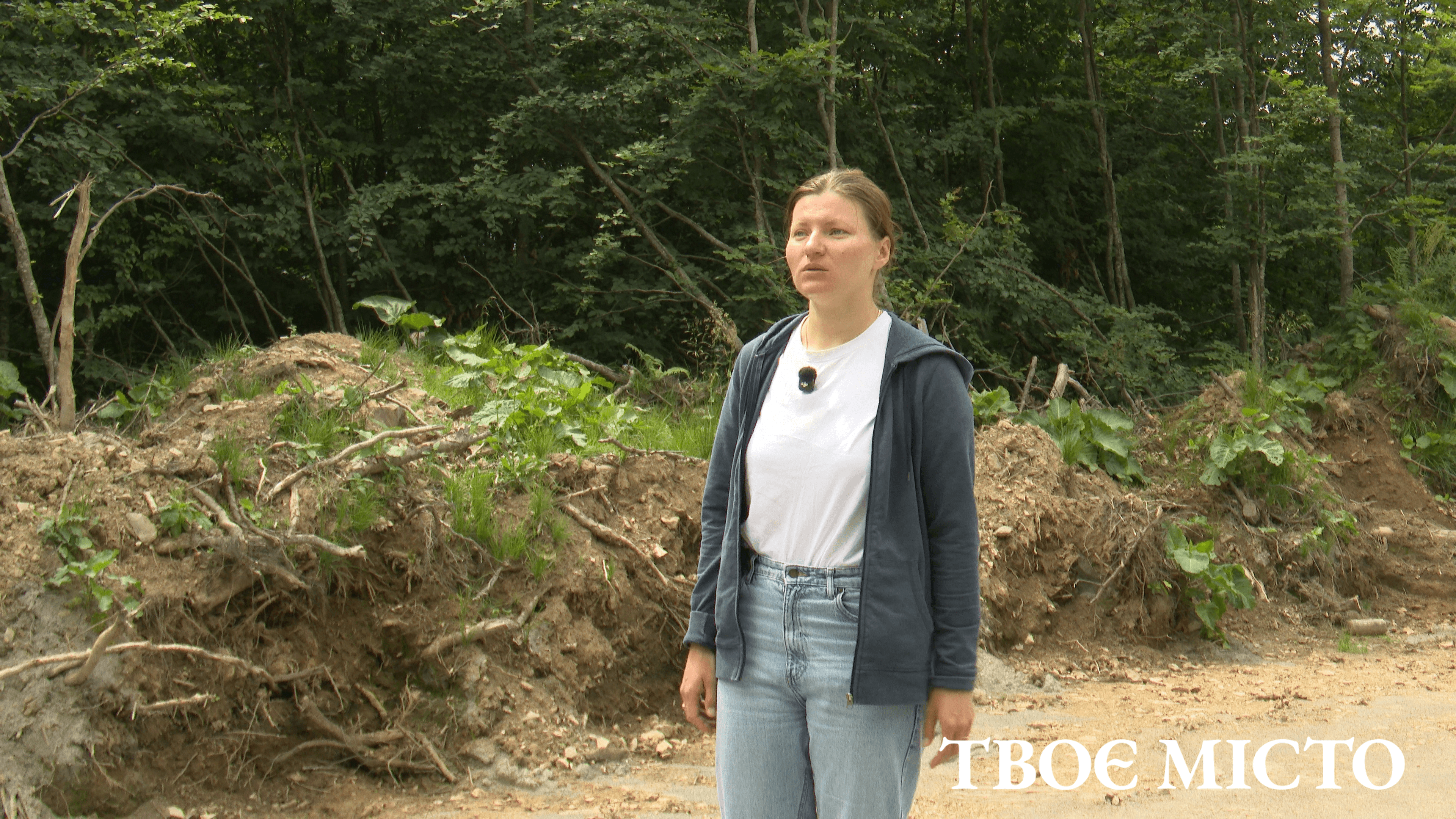 Екологиня Катерина Полянська на частині дороги, яку проклали в пралісі