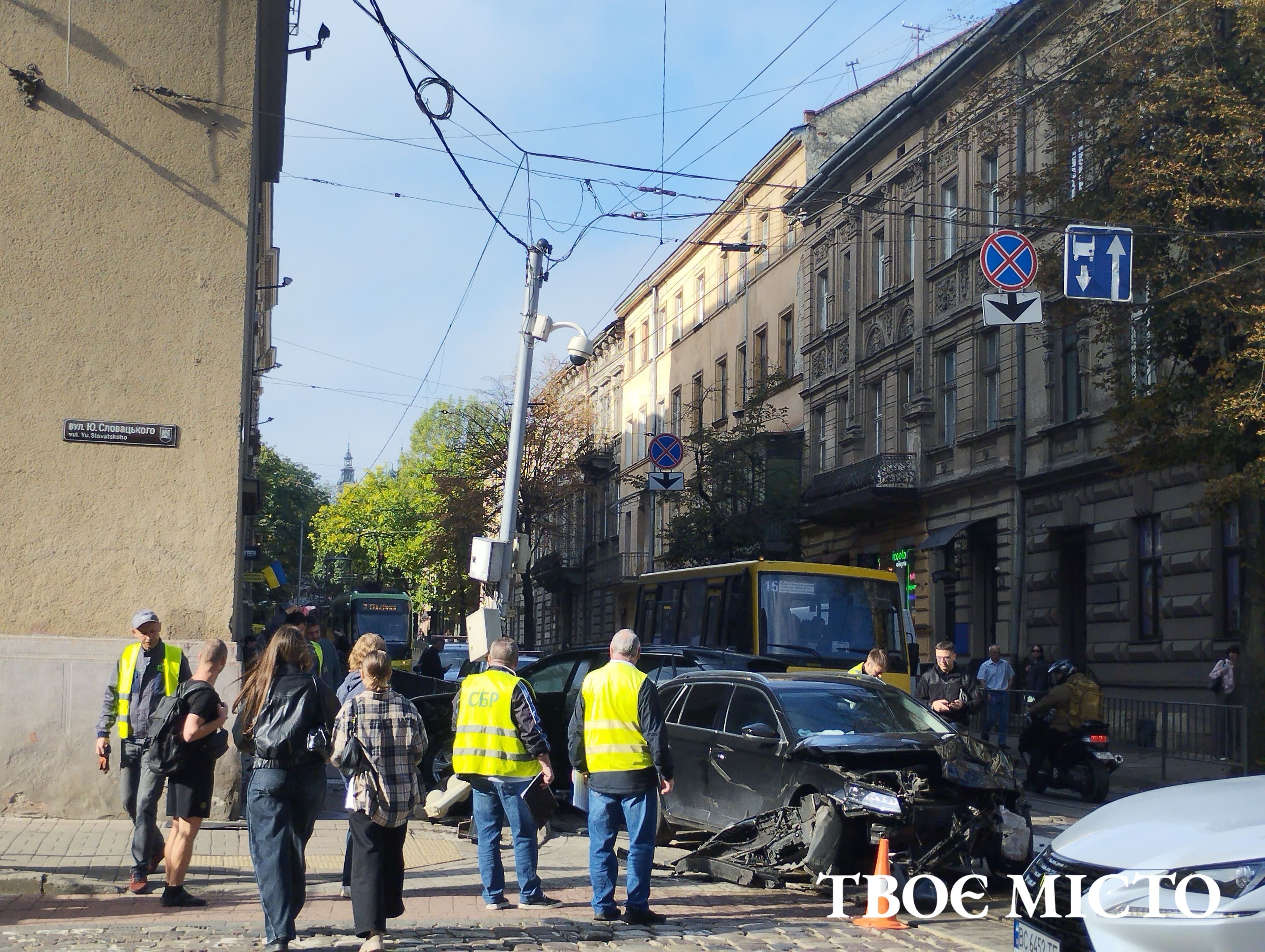Аварія на вул. Дорошенка / фото: Твоє місто