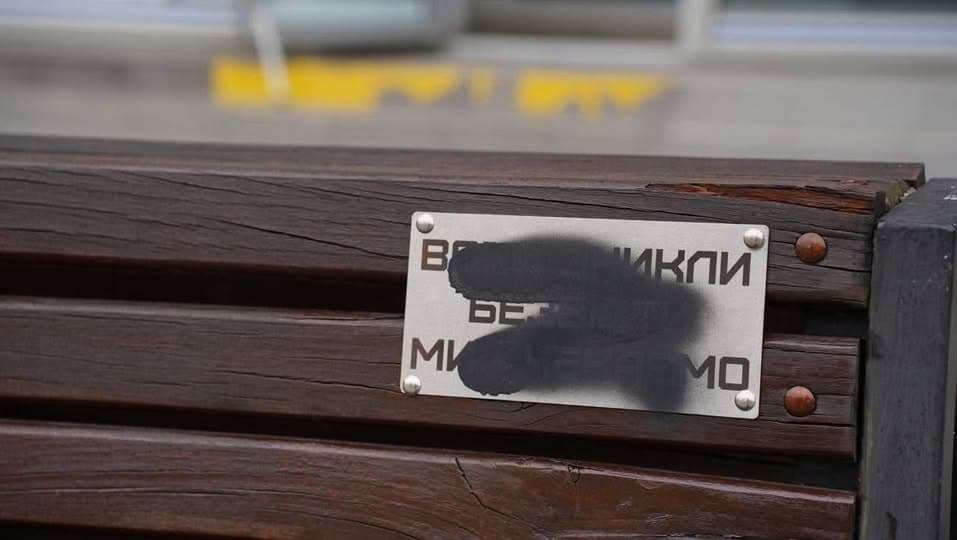 Замалювала таблички у пам’ять про зниклих безвісти Захисників: у Дрогобичі знайшли винуватицю