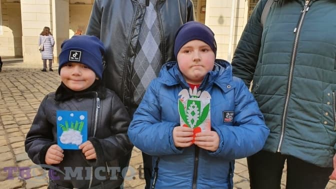 «Не хочемо лишатися невидимими». У Львові батьки дітей із хворобою Дюшена роздавали підсніжники