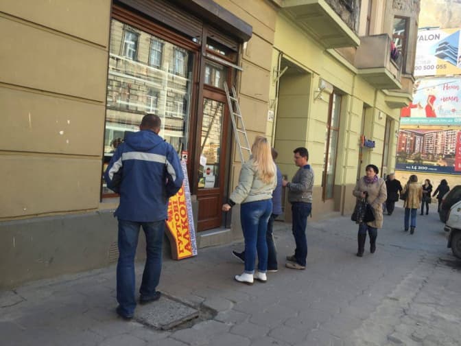 Фото дня: у Львові почали демонтувати вивіски зі словом «алкоголь»