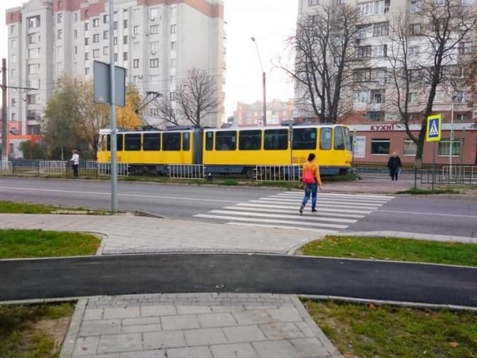 На вулиці Княгині Ольги у Львові облаштовують велодоріжку. Фото