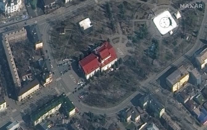 Надписи "Дети" біля драмтеатру в Маріуполі 14 березня/Maxar Technologies