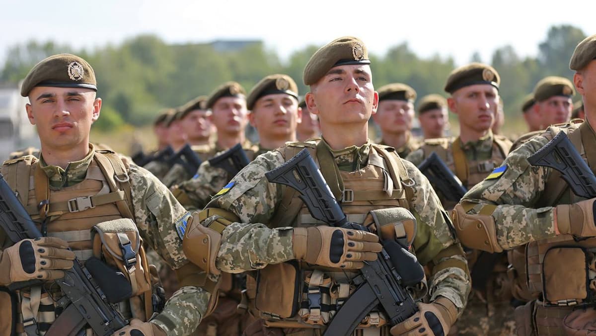 Декомунізація війська. Перерізати пуповину з совком