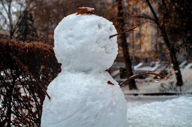 На варті у будь-яку пору за 4 тисячі гривень. Як львівська прибиральниця бореться зі снігом
