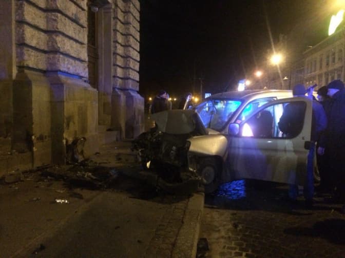 Аварія у Львові: авто влетіло в Оперний театр