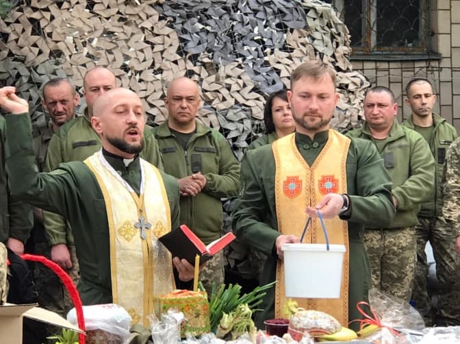 На сході України військовим освятили паски. Відео, фото