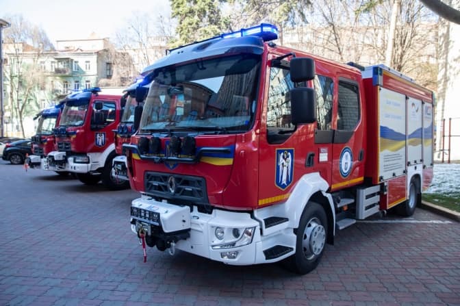 Київ отримав від іноземних партнерів іще чотири нових найсучасніших пожежних авто