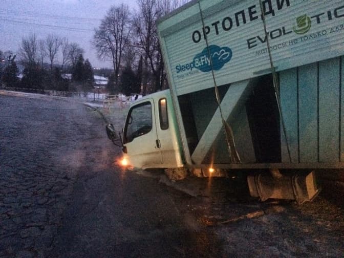 На вулиці Богданівській у Львові провалився асфальт