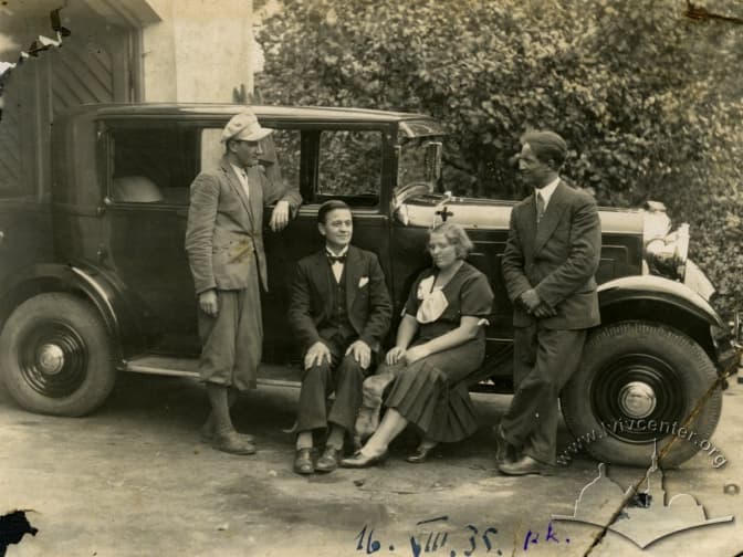 Вози, велосипеди та авто: Львів на старих фотографіях