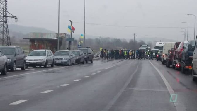 Власники авто на єврономерах знову перекрили трасу Київ-Чоп. Доповнено