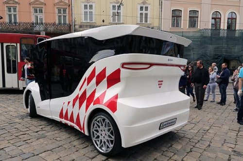 Фото дня: у Львові презентували перший український електромобіль