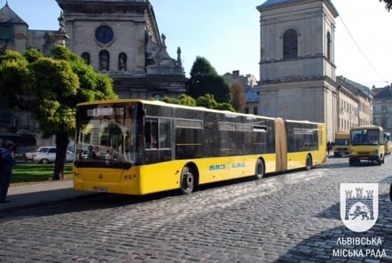 На львівських автобусних маршрутах встановлюють інформаційні таблички з похвилинним графіком транспорту