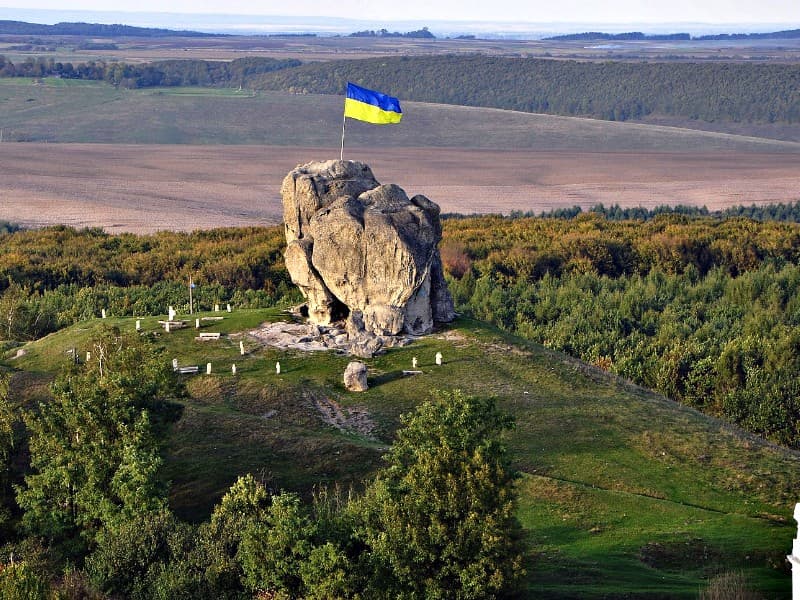«Чортів камінь» в селищі Підкамінь, ілюстративне фото / Вікіпедія