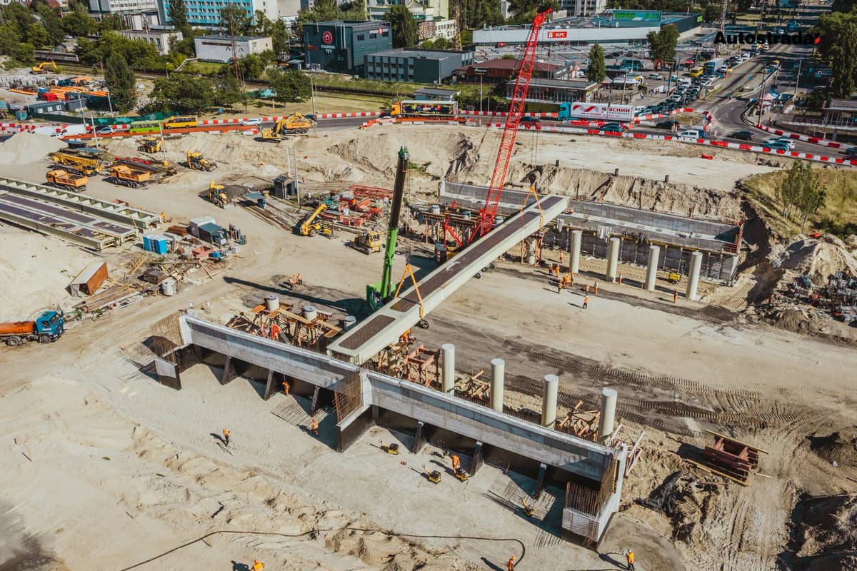 У Києві біля однієї з станцій метро ремонтують шляхопровід. Що вже зробили