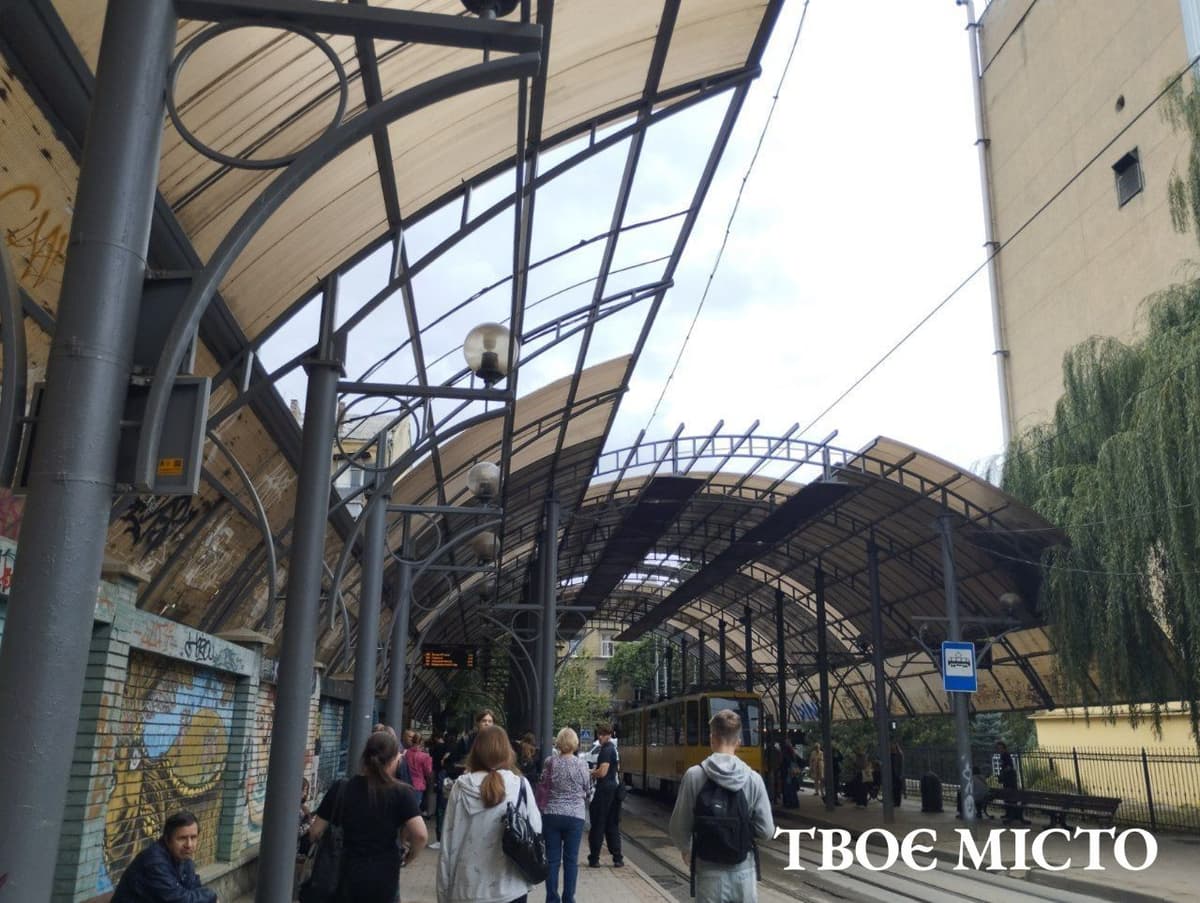 Чому досі не відремонтували покрівлю зупинки "Головна пошта" у Львові