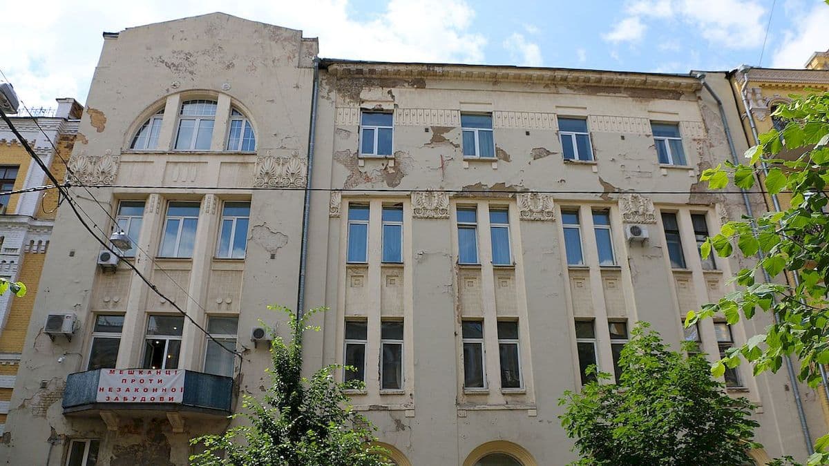 Руйнування будинку Київської міської станції комісійно-позичкового відділення Південно-Західної залізниці. Фото: Вікіпедія