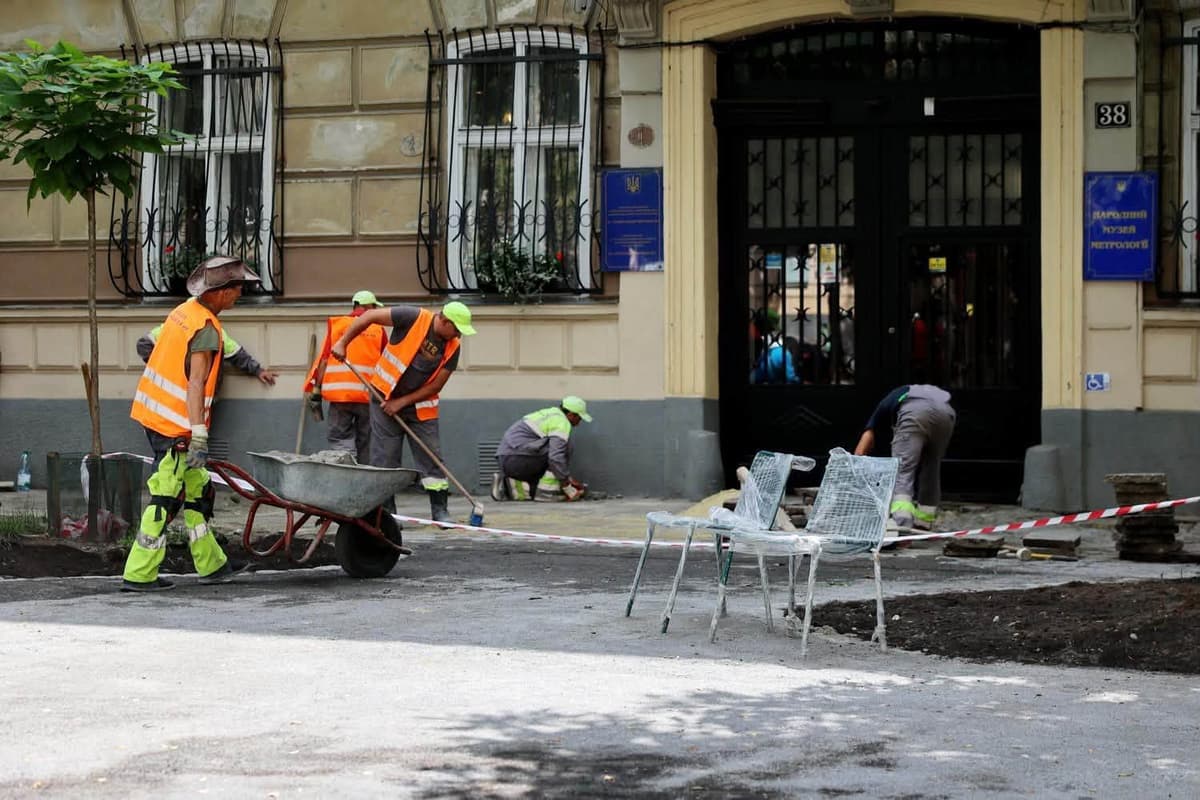 У Львові оновлюють один зі скверів у центрі міста