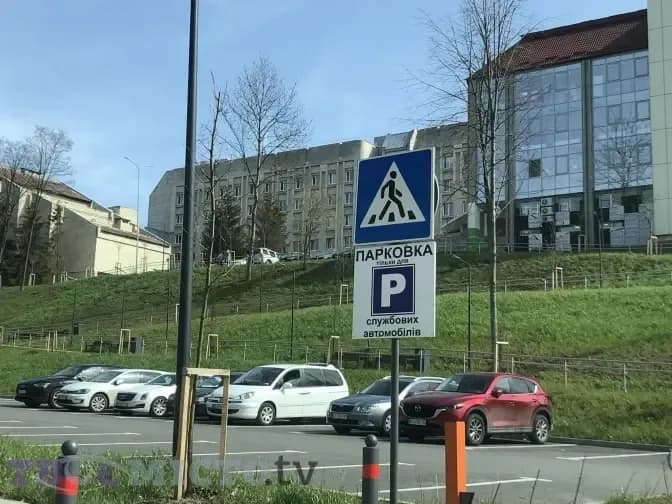 Львів'яни скаржаться на закритий шлагбаумом паркінг біля лікарні Святого Миколая
