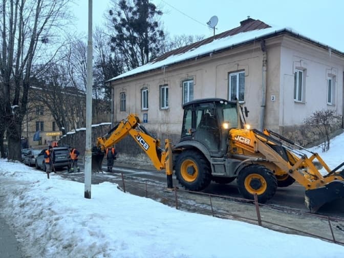 У Львові ліквідовують витік води: без водопостачання 12 будинків, одну вулицю перекрили. Оновлено