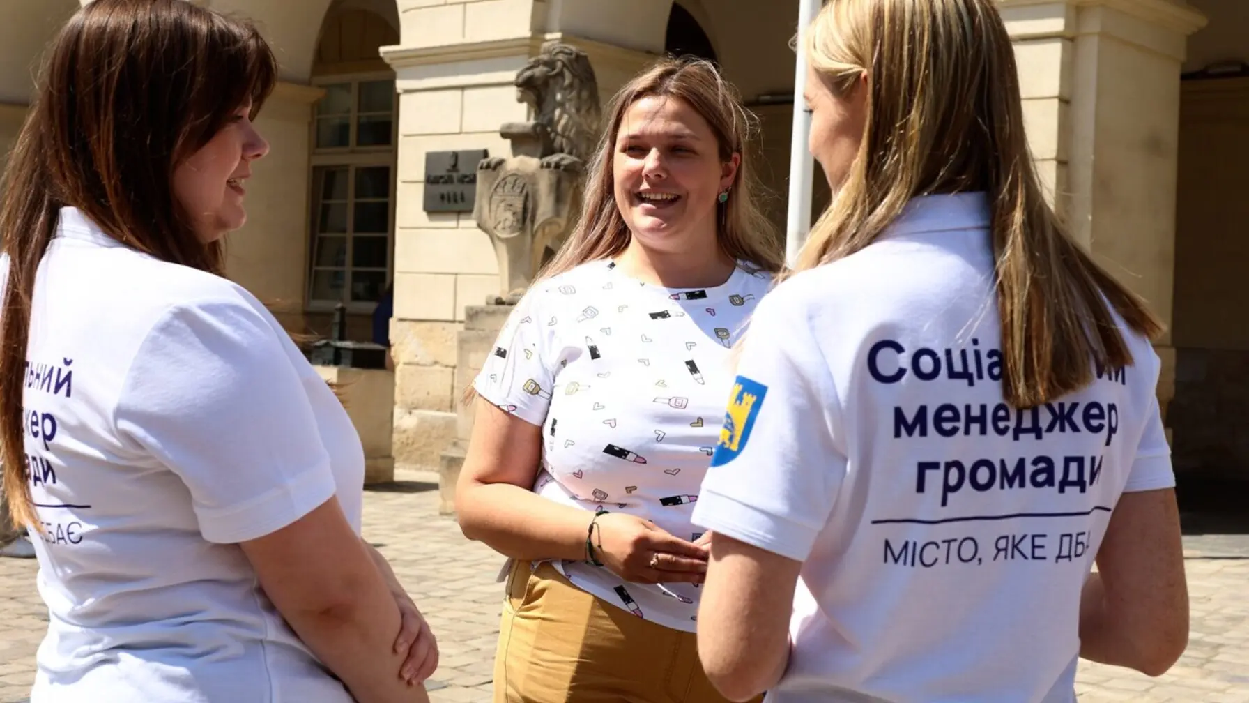 Працівники у футболках з написами "Соціальний менеджер громади" / фото: ЛМР