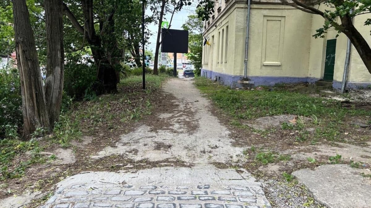 Пішохідну доріжку біля Личаківського парку облаштують бруківкою