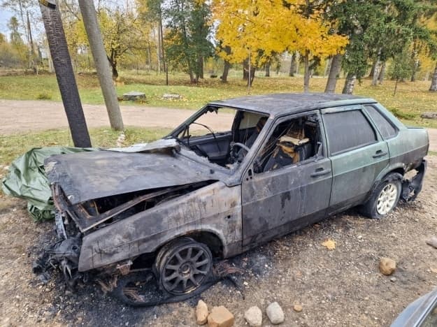 У Латвії підпалили авто сім’ї біженців з України. Воно згоріло вщент
