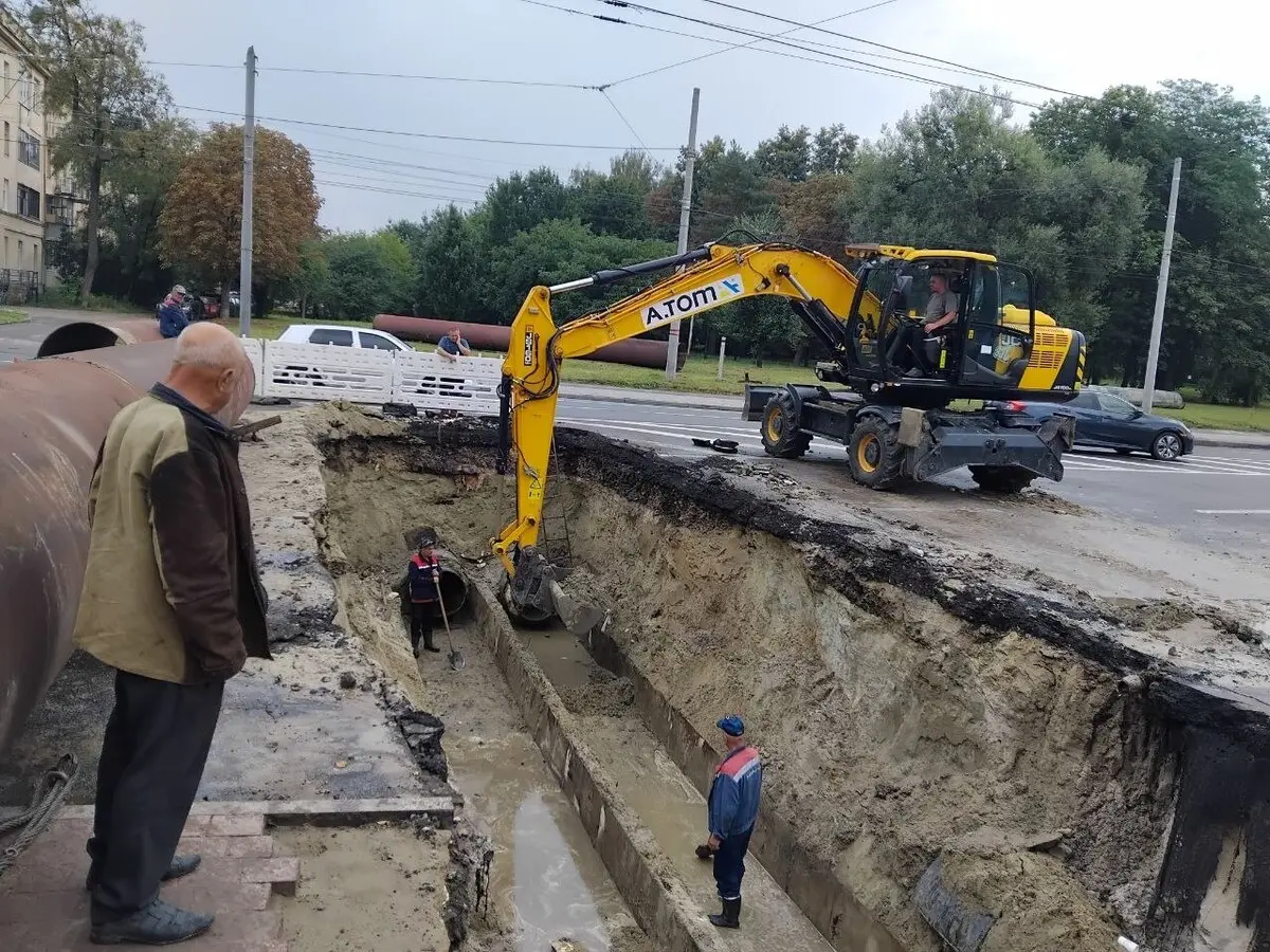 На одній із вулиць Львова продовжили роботи через дощ: тролейбус №22 далі курсує зі змінами