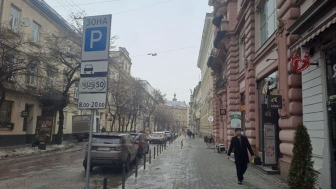 На одній з центральних вулиць Львова водії масово порушують схему паркування