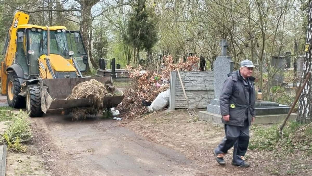 Львів готує кладовища до Великодня: вже вивезли майже 290 тонн сміття