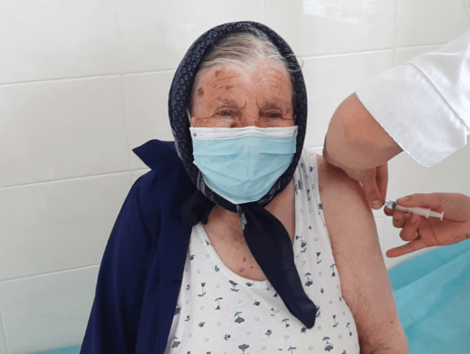 На Львівщині вакцинували від коронавірусу 97-річну бабусю. Фотофакт