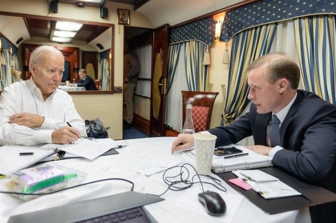 Як візит Байдена покращив настрій українцям, або Коли ще президент США їздив чужим транспортом