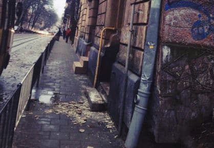 Львів, який падає на голову: на одній із вулиць осипається балкон