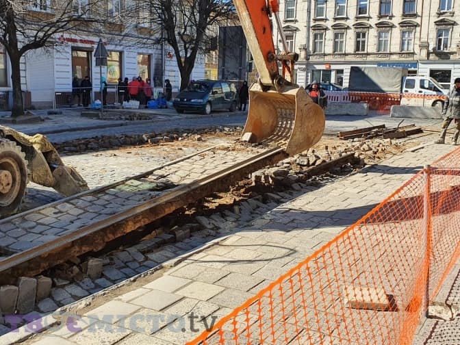 На другій частині вулиці Бандери знімають бруківку. Фото дня