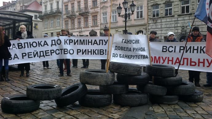 Під Львівською міськрадою збудували барикади